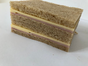 24 Sándwiches mixtos en pan negro de copetín at