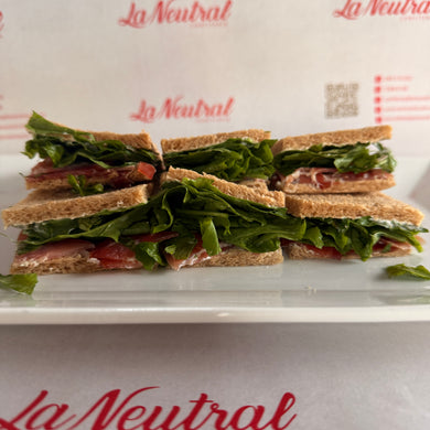24 Sándwiches de pan negro bondiola y rúcula de copetín