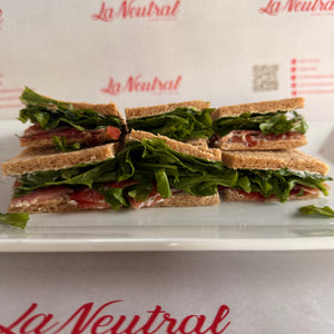 24 Sándwiches de pan negro bondiola y rúcula de copetín