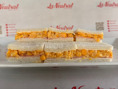 24 Sándwiches de choclo y jamón en pan blanco de copetín