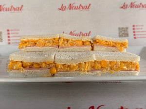 24 Sándwiches de choclo y jamón en pan blanco de copetín