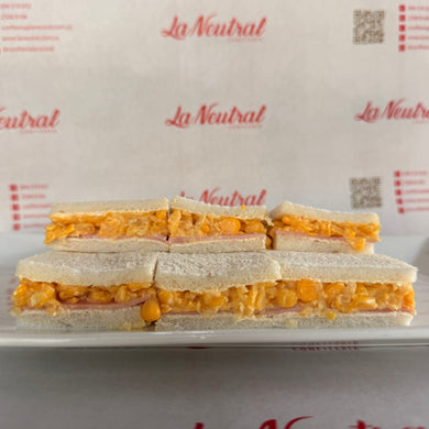 24 Sándwiches de choclo y jamón en pan blanco de copetín