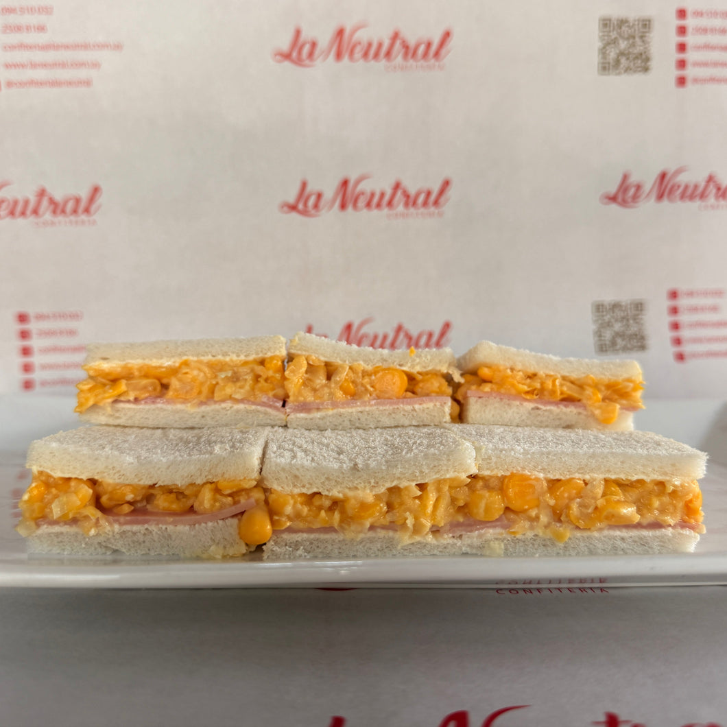 24 Sándwiches de choclo y jamón en pan blanco de copetín