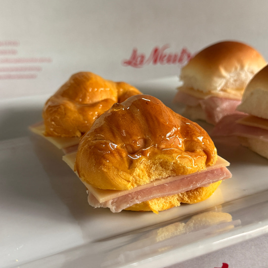 24 Medialunitas rellenas de jamón y queso