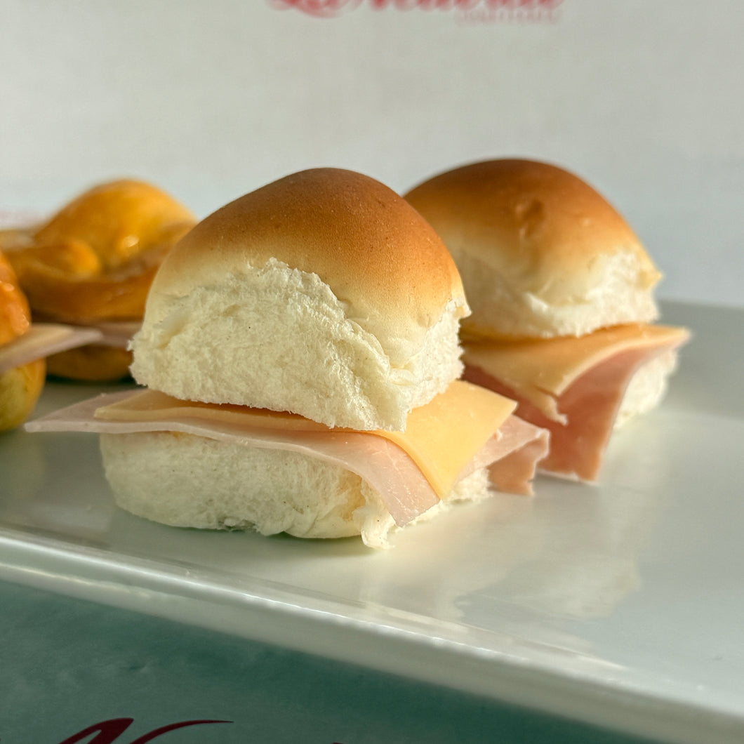 24 Pebetes rellenos de jamón y queso