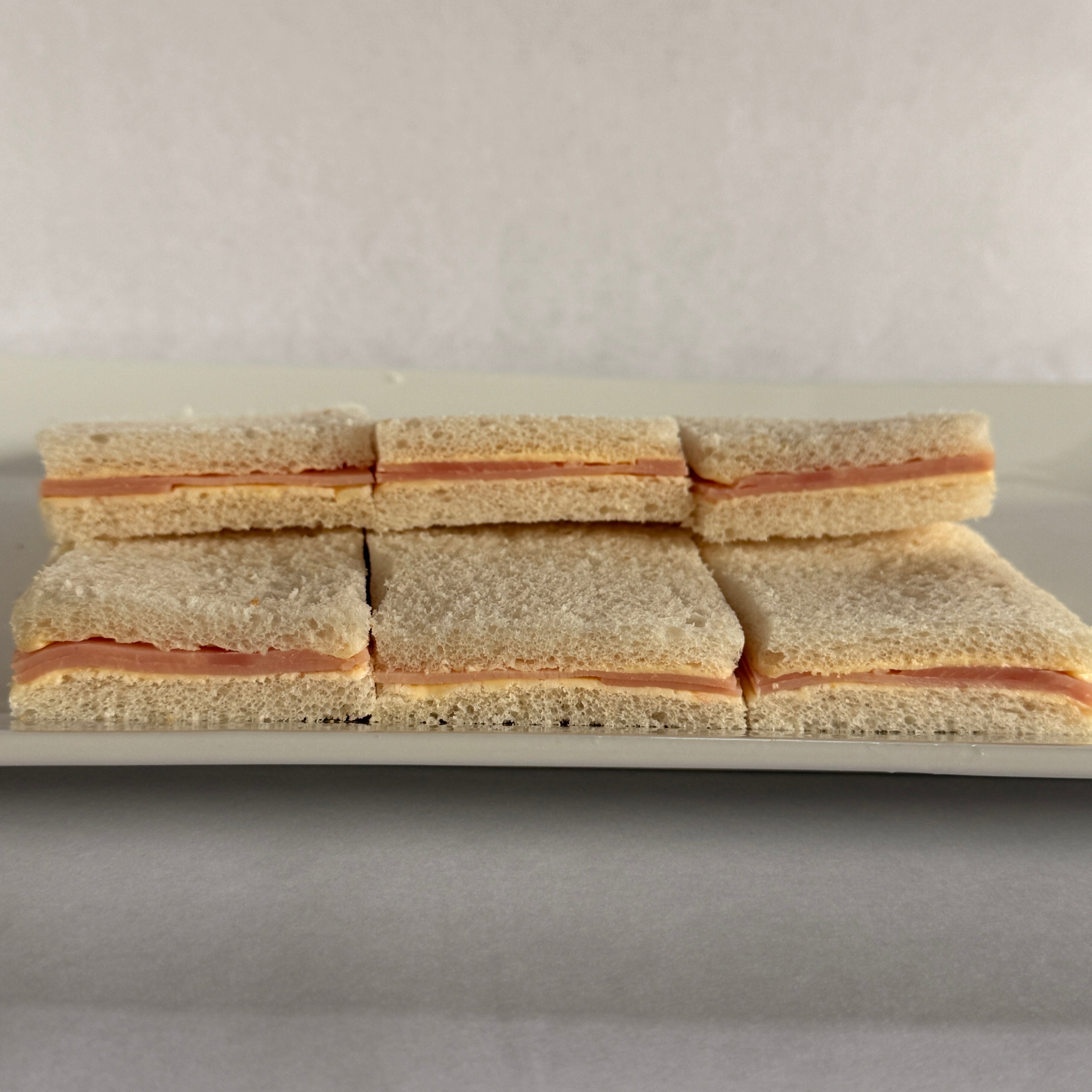 24 Sándwiches de jamón en pan blanco de copetín