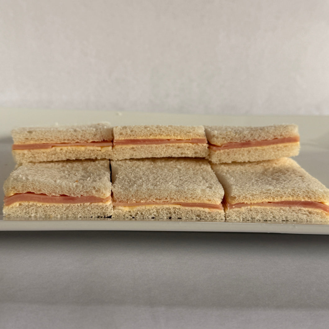 24 Sándwiches de jamón en pan blanco de copetín