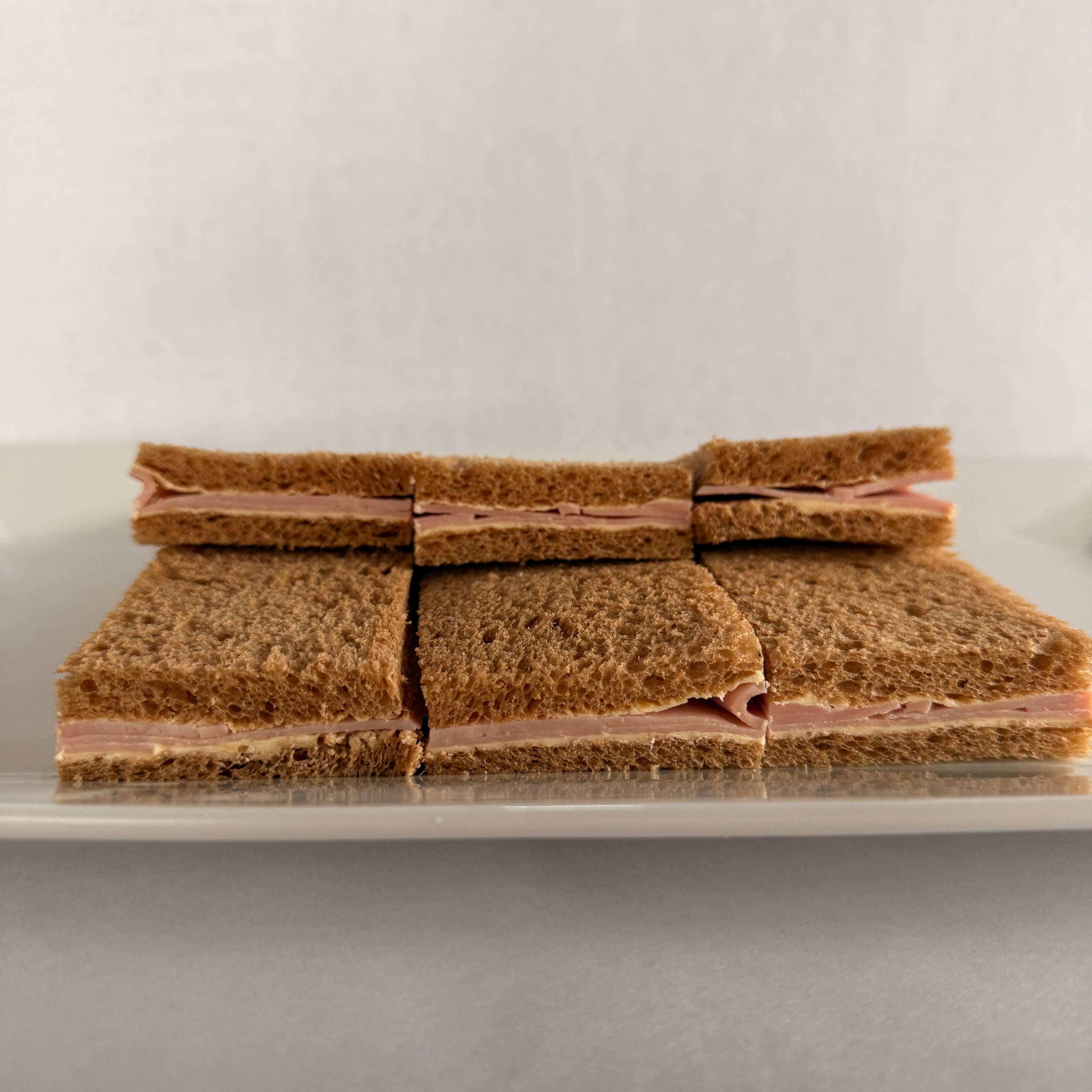 24 Sándwiches de jamón en pan negro de copetín
