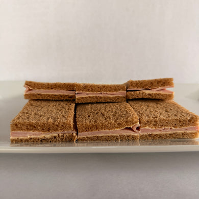 24 Sándwiches de jamón en pan negro de copetín