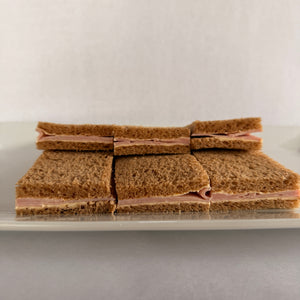 24 Sándwiches de jamón en pan negro de copetín