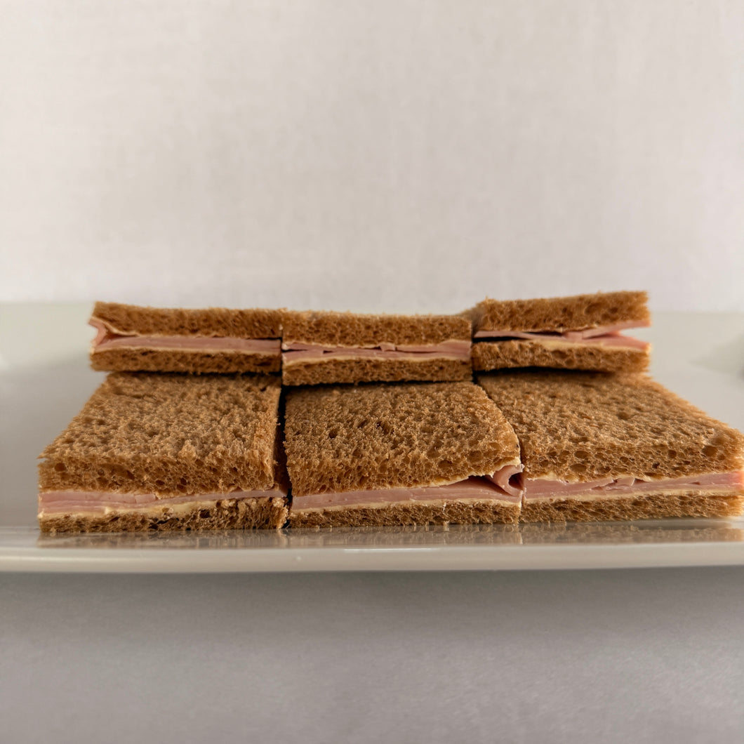 24 Sándwiches de jamón en pan negro de copetín