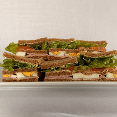 24 Sándwiches olímpicos en pan negro triples de copetín