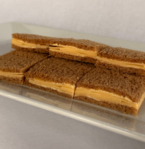 24 Sándwiches de queso en pan negro de copetín