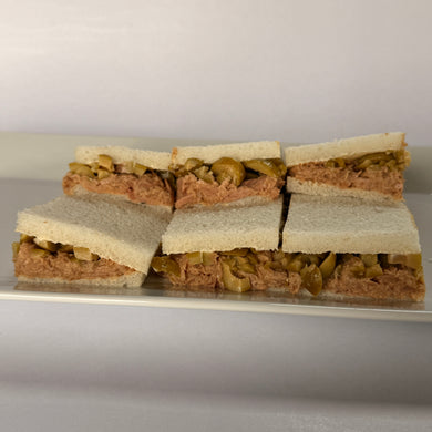 24 Sándwiches de atún y aceitunas en pan blanco de copetín