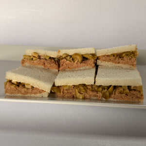 24 Sándwiches de atún y aceitunas en pan blanco de copetín