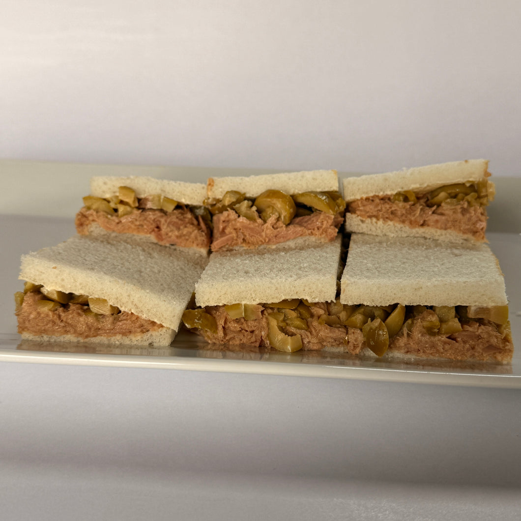 24 Sándwiches de atún y aceitunas en pan blanco de copetín