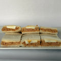 24 Sándwiches de atún y huevo en pan blanco de copetín