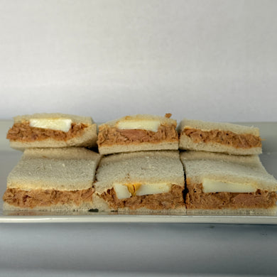 24 Sándwiches de atún y huevo en pan blanco de copetín