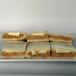 24 Sándwiches de atún y huevo en pan blanco de copetín