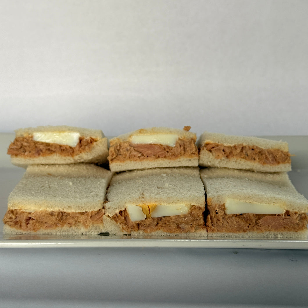 24 Sándwiches de atún y huevo en pan blanco de copetín