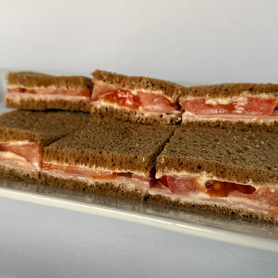24 Sándwiches de tomate y jamón en pan negro