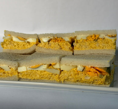 24 Sándwiches de pollo y huevo en pan blanco de copetín
