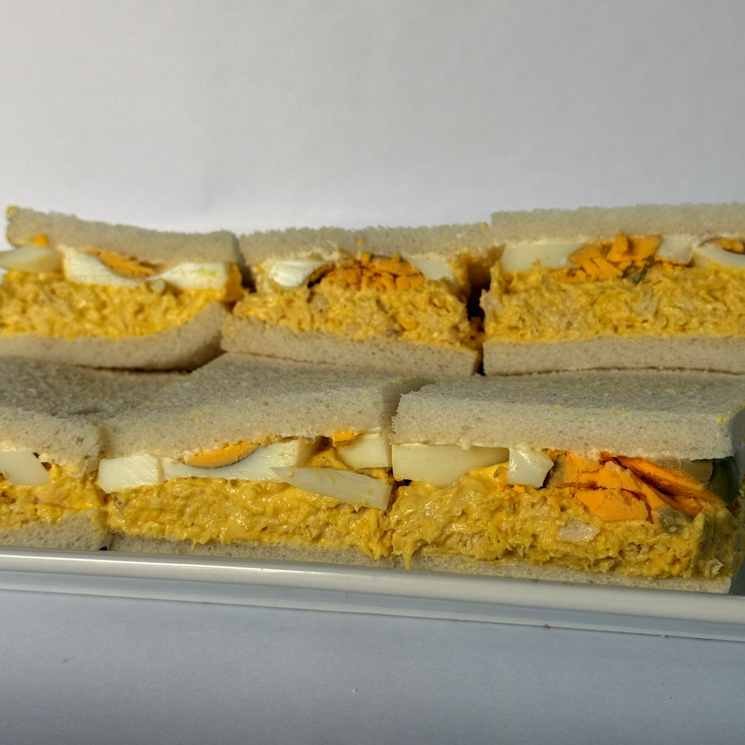24 Sándwiches de pollo y huevo en pan blanco de copetín
