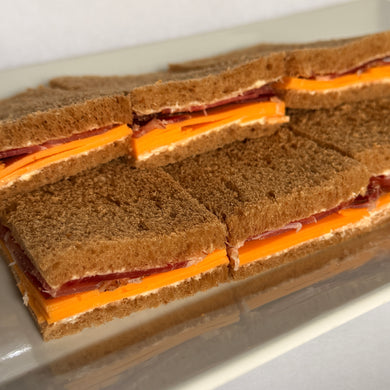 24 Sándwiches de pan negro bondiola y queso cheddar de copetín