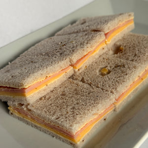 24 Sándwiches mixtos en pan de nuez de copetín