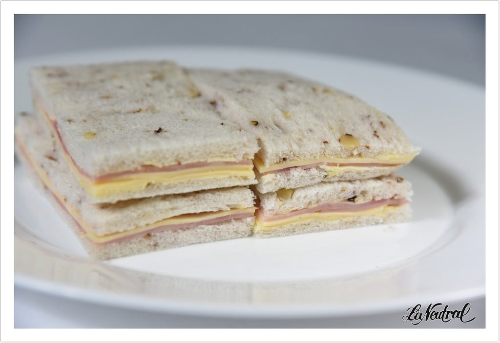 24 Sándwiches mixtos en pan de nuez de copetín at