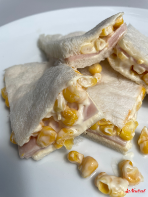 24 Sándwiches de choclo y jamón en pan blanco de copetín