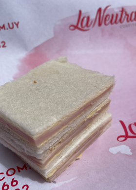 24 Sándwiches de jamón en pan blanco de copetín