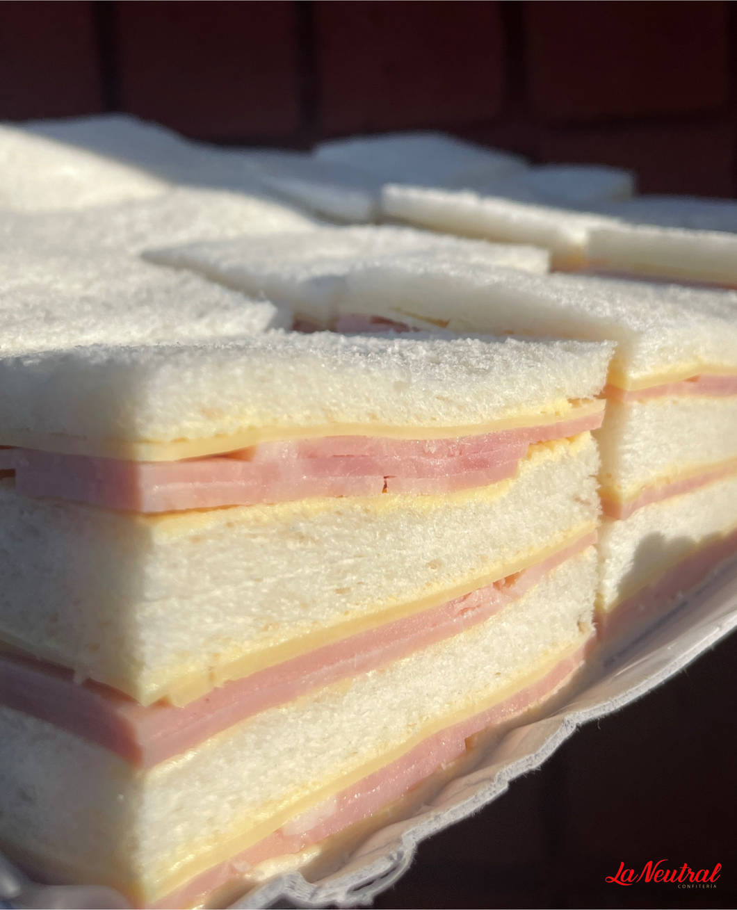 24 Sándwiches mixtos en pan blanco de copetín