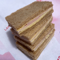 24 Sándwiches mixtos en pan negro de copetín
