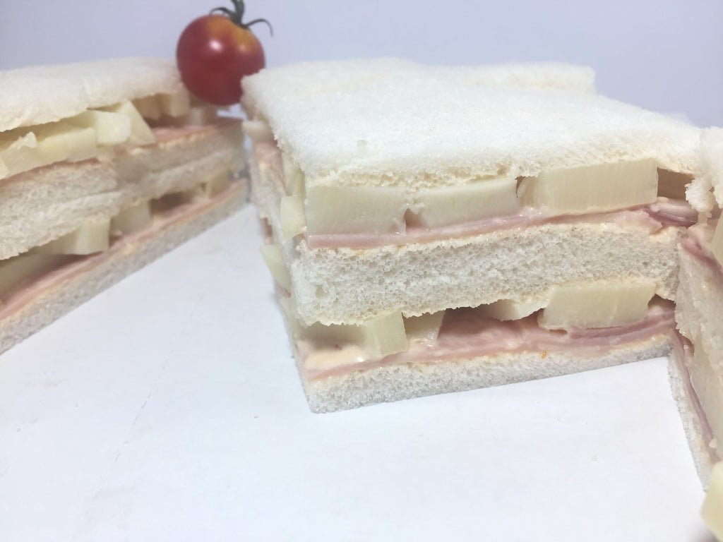 24 Sándwiches de palmitos y salsa golf de copetín at
