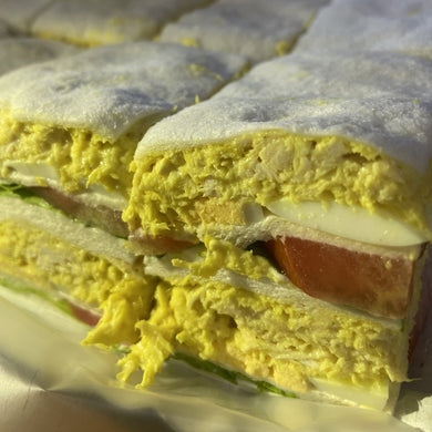 24 Sándwiches olímpicos de pollo en pan blanco triples de copetín